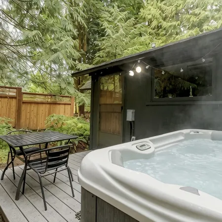 Cozy Cabin near Mt Hood with Hot Tub