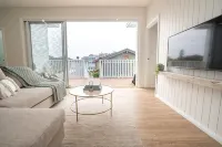 5 mins walk to Beach - Modern Beachy Escape. Netflix, Full Kitchen, Comfy Beds! - 4-Star