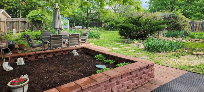 Sleeps 12! Main Level Primary Suite - Beautiful Backyard Oasis! Hotels in Lawrence