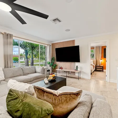 Sunny-Haven 3 Bedroom PoolVilla With GameRoom near the Beach & Shopping Centers