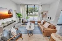 Stunning Tropical Pool House North Miami - New Construction - - Boutique