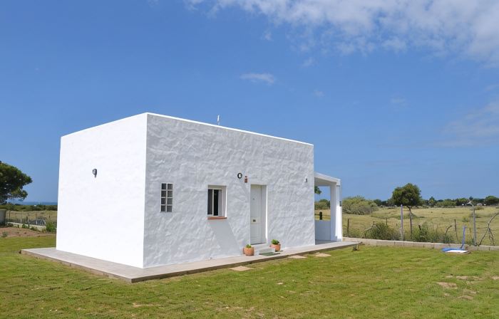 Villa in Los Caños de Meca of 1000m2 plot next to the field and the beach.