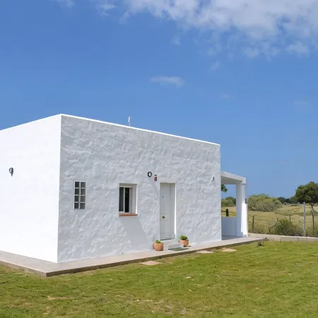 Villa in Los Caños de Meca of 1000m2 plot next to the field and the beach.