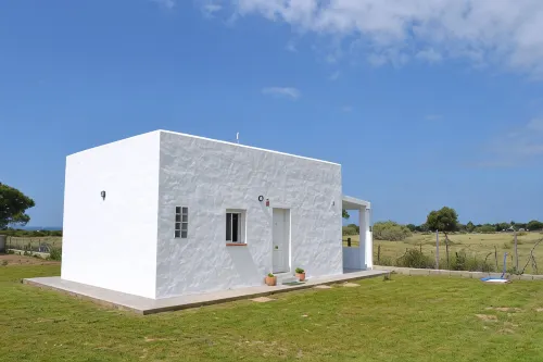 Villa in Los Caños de Meca of 1000m2 plot next to the field and the beach.