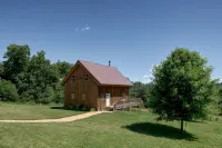 The Rustic Retreat: Elegant cabin with WiFi & AC in an enchanting location!
