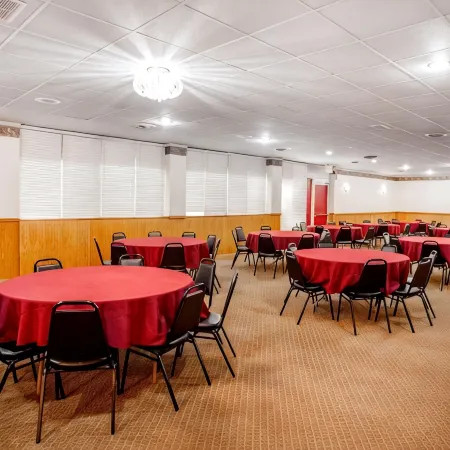 Econo Lodge Inn & Suites