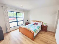 Brand new settled house near shops with Netflix - บังกะโล