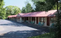 Luzerne Court Motel - parking