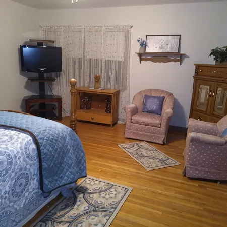 Cedar Log Cabin home on wooded bluff nestled between Springfield and Branson