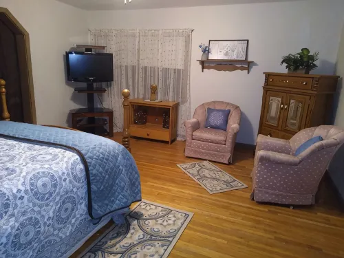 Cedar Log Cabin home on wooded bluff nestled between Springfield and Branson