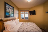 Ski in Ski out condo with private Hot Tub backing on Golf course. 2 bed 2 bath. - Balkoner