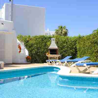 Simple Holiday Home Corb Mari, Sleeps 6, Pool and Garden, 200 Meters from Beach Fitness & Recreational Facilities