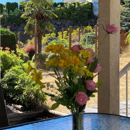 Stunning oceanic views right outside, 4-minutes to WaterfrontPark, Cozy Comfort!