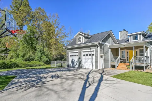 Yellow Bike Bungalow-Block from Bike Trail-Fireplace & Hot Tub - Dog Friendly - 4-Star