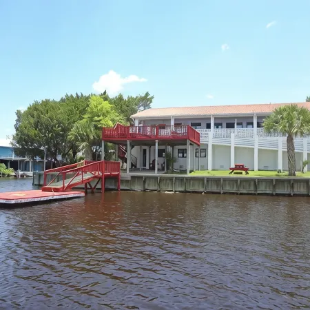 Flamingo Villa -Waterfront home, private dock with sunset views  for 10 guests Hotels in Steinhatchee