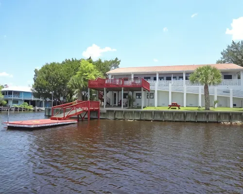 Flamingo Villa -Waterfront home, private dock with sunset views  for 10 guests Hotels in Steinhatchee