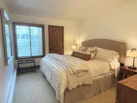 Sun Valley Amenities! Remodeled Ski in-Ski Out Condo with Pool and Hot Tub! - 4 ดาว