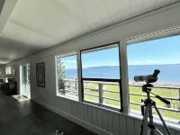 Year Round Beachfront Escape.  Mountain Views, Hot Tub, Dedicated Retreat Room - Bergblick