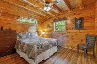紅河峽谷湖畔度假小屋！四卧四衛，帶熱水浴缸 - Wi-Fi
