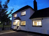 Three-Time Award Winning, Stunning 1700's Grade 2 listed cottage near Stonehenge Hotels in Amesbury