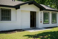 Spacious 4BR, 3BA Home/Oasis Yard Just Minutes from DFW! - Bungalows