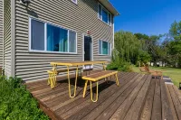 Peaceful River Retreat with Fireplace & Panoramic Views -  Privatzimmer