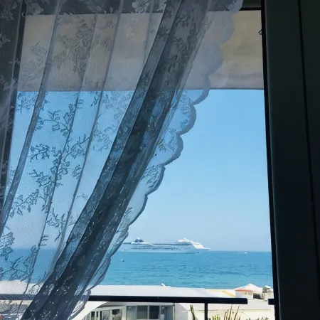 Rosé 14-balcony by the sea