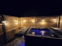 Cute little costal cabin.  One mile from Lake Tenkiller.  Private Spa/Hot Tub