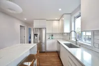 Luke House, Sleeps 14, Weddings, 2 Kitchens, Parking, Close to Airport & Boston