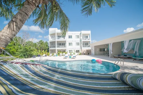 7 Mile Beach Penthouse with Private Beach Club. Ocean views from Roof Terrace. - 4-Star