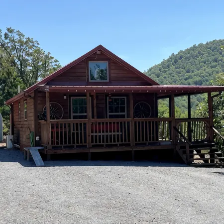 The Romantic LOVE NEST mountain Log Cabin w/ Lake view-5 minutes from the beach!