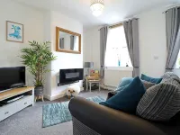 Bijou House Perfect for 2 people, no pets. - Wifi