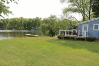 Cozy Pet-Friendly Cedar Shake Cottage with Best View on the Lake + Kayaks! - Country Houses