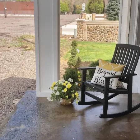 *Gorgeous Hideout, Close to everything, 3 bedrooms, fully remodeled!*