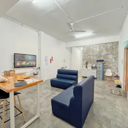 3 BDR shoplot style homestay Yong Peng three rooms. Отели в г. Юнг-Пенг