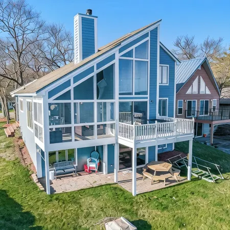 Lakefront Lux Home, Min to Downtown, Scenic View
