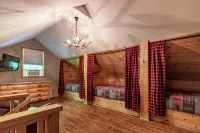 Cabin Close to Town, Private Beach, Parking & Hot Tub