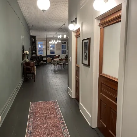 Huddleston Hall - Historic Downtown Apartment