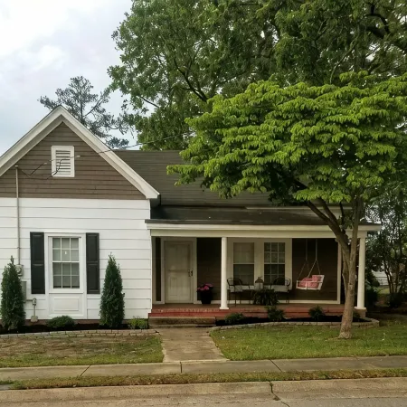 Cozy Southern Home that is close to amenities