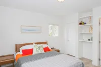 Cheerful 2 Bedroom Steps to the Sand - Wifi