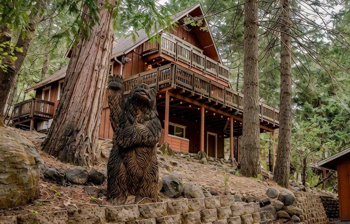 Cedar Retreat with Hot Tub, Sauna & Lake Access
