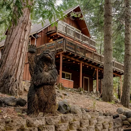 Cedar Retreat with Hot Tub, Sauna & Lake Access