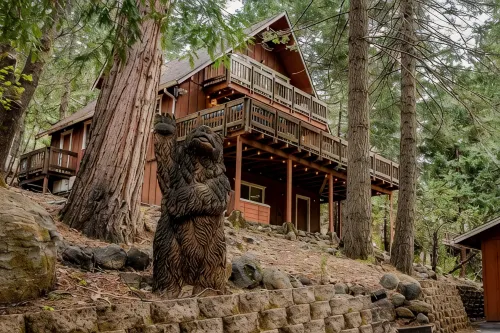 Cedar Retreat with Hot Tub, Sauna & Lake Access