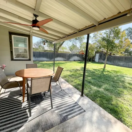 Modern 2-bedroom 1930's Bungalow Close to Downtown