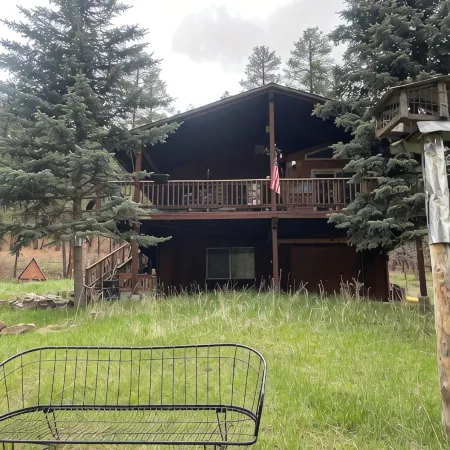 Cozy Weekend Getaway! Enjoy many things in the surrounding area!