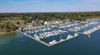 Lake Charlevoix/King/Queen/2 Bed/2 Bath Condo/Town/Beach/Pool