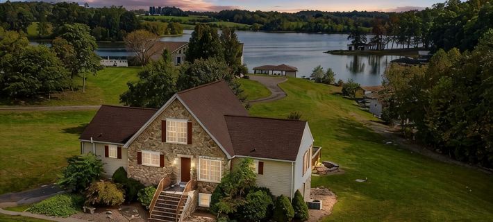 4-Bedroom 3-Bath Lakefront Home with Private Dock.  Can Sleep up to 14 People. Hotels in Louisa County