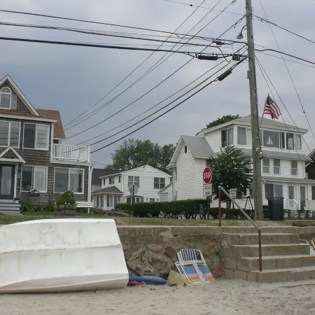 2 Mins/350 ft Walk to West Beach 4-Br Cottage in Westbrook, CT with Large Yard