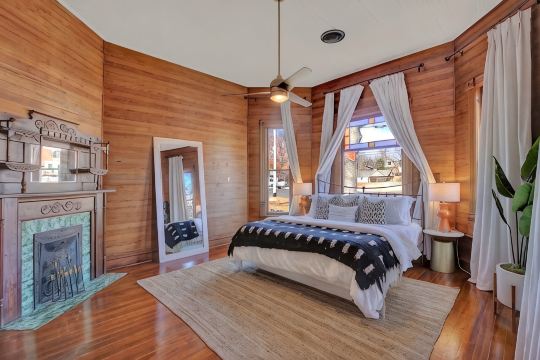 Gorgeous Home 1 Blk from Main with Hot Tub & Fire Pit!