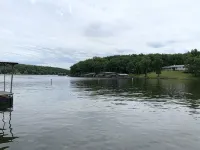 Lake of the Ozarks Spacious Home with Great Dock & Lakeside Bar in No Wake Cove - 4 tähden